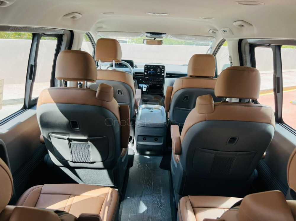 Rent Hyundai Staria 9S 2022 in Dubai - Spacious Van-pic_5